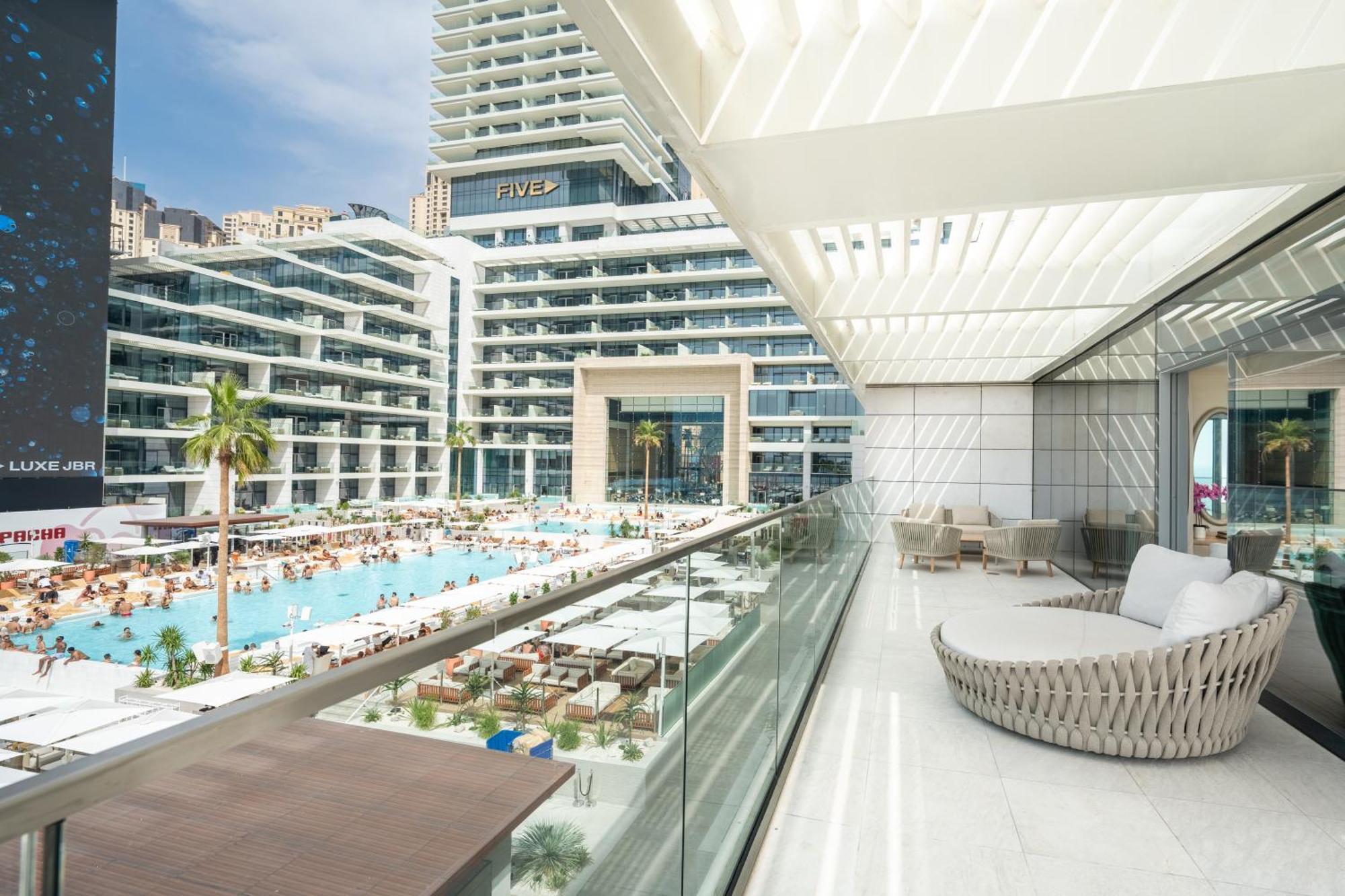 Five Luxe Ξενοδοχείο Ντουμπάι Εξωτερικό φωτογραφία The pool at the Hilton Athens