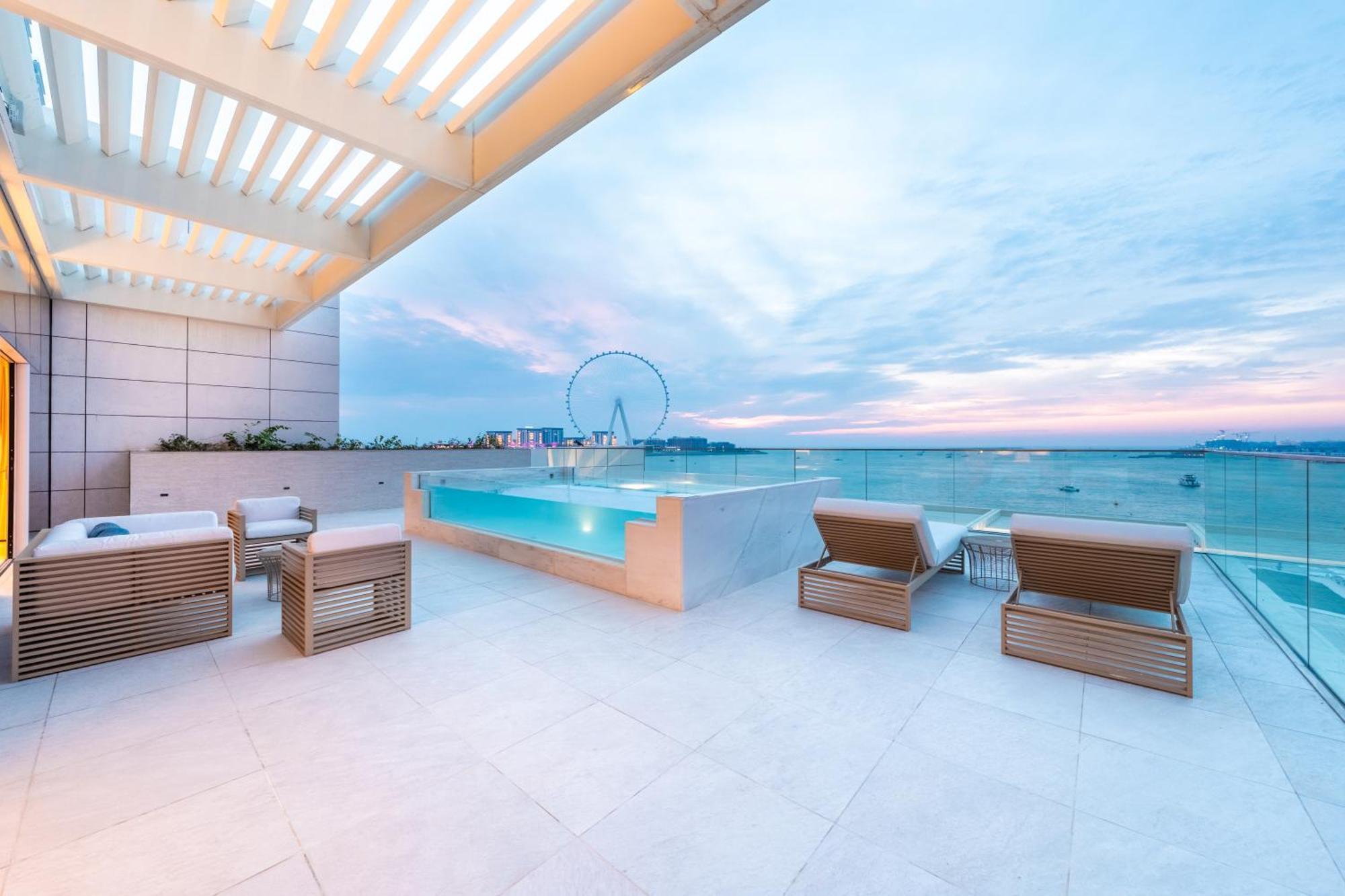 Five Luxe Ξενοδοχείο Ντουμπάι Εξωτερικό φωτογραφία The rooftop pool at the hotel