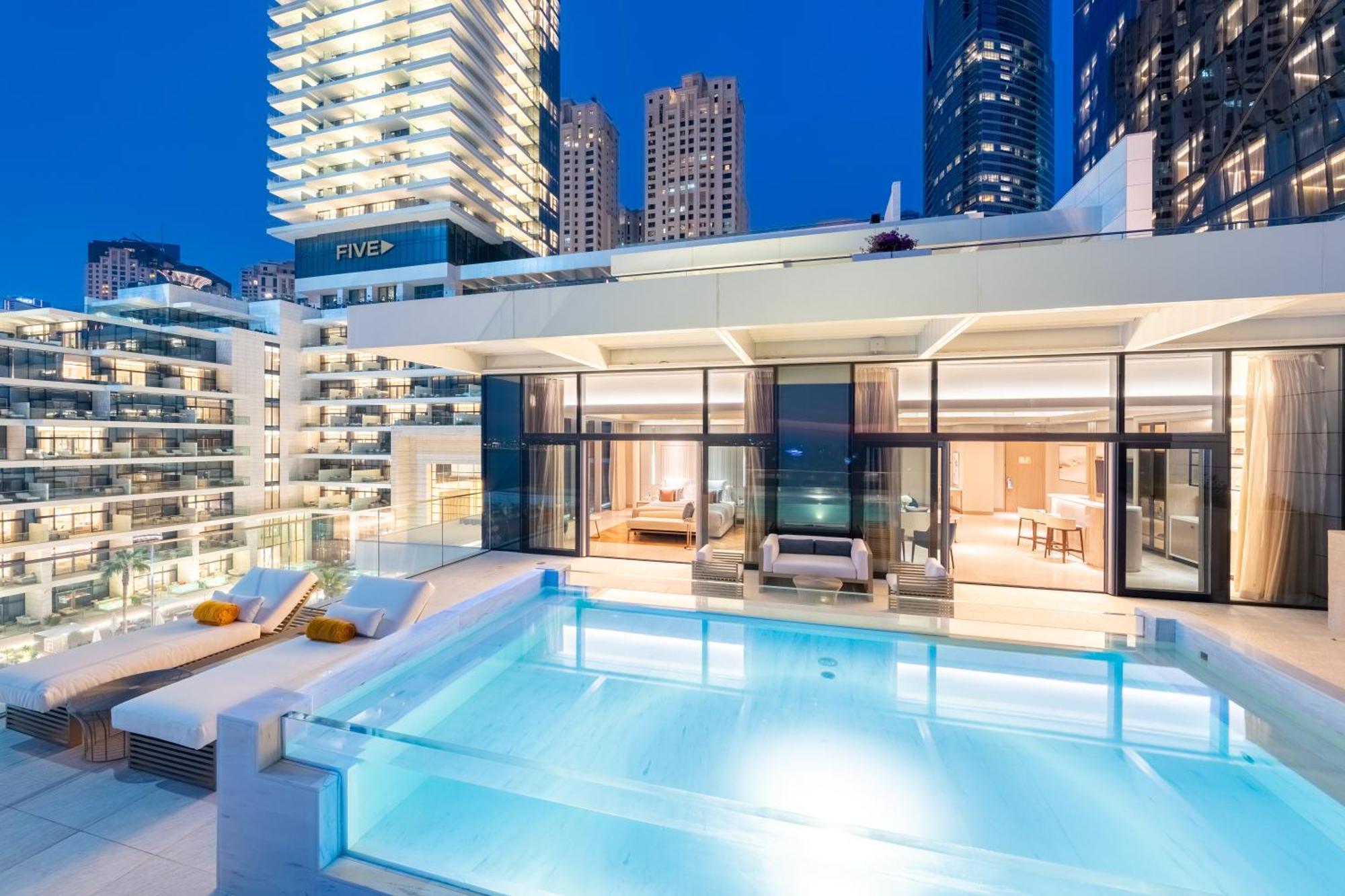 Five Luxe Ξενοδοχείο Ντουμπάι Εξωτερικό φωτογραφία The swimming pool at the hotel