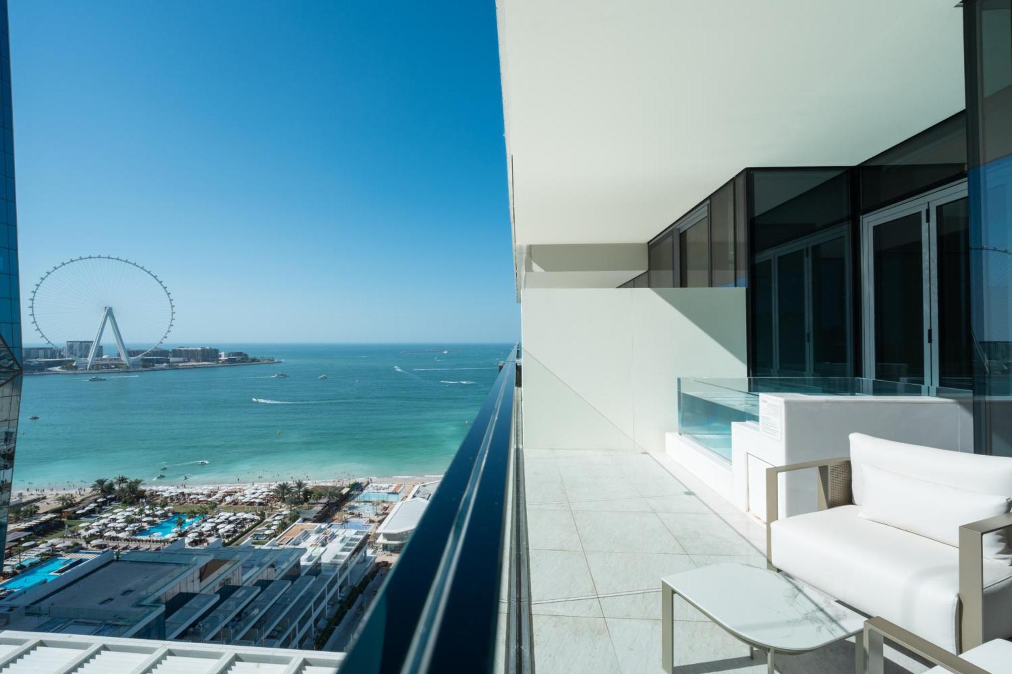 Five Luxe Ξενοδοχείο Ντουμπάι Εξωτερικό φωτογραφία View of the Palm Jumeirah from the balcony of a 2BR